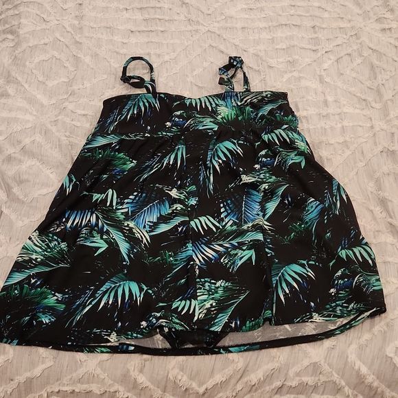 Torrid "palms forrest" Wireless Mid Strapless Swim Dress With Brief size 2! - Picture 8 of 12
